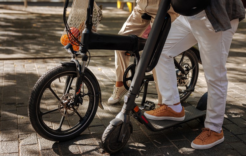 RCA, obligatorie de mâine pentru trotinete și biciclete electrice: amenda pe care o pot primi cei fără asigurare