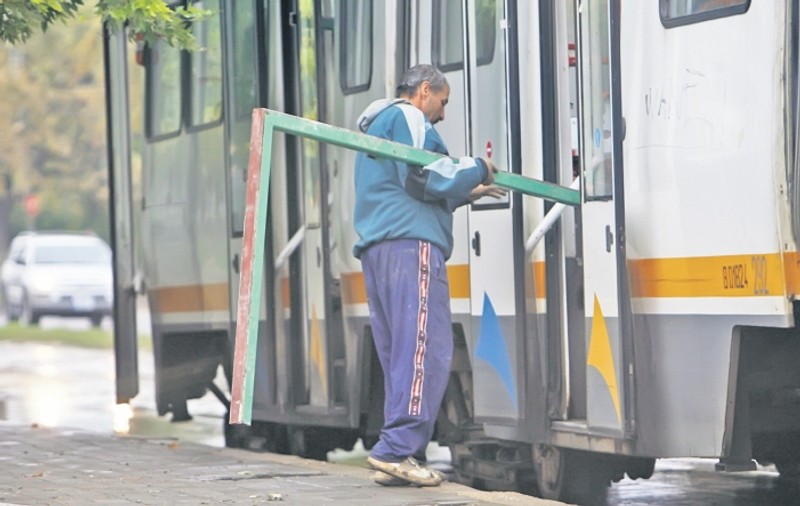 Fură fierul cu tramvaiul