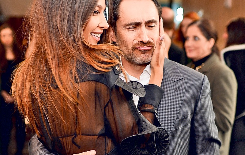 Mădălina Ghenea insistă! Acum I-a picat cu tronc un star mexican!