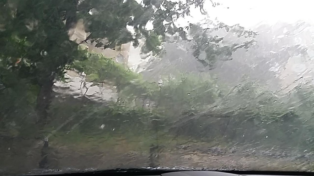 Cod galben de instabilitate atmosferică în judeţul Buzău. Averse, suprinse din mașină