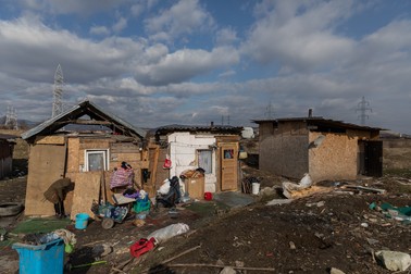 Câteva dintre familiile evacuate din blocul „Turturica” stau în „bărăcuțe”, cum le numesc copiii, construite pe un câmp de lângă cartierul Lumea Nouă