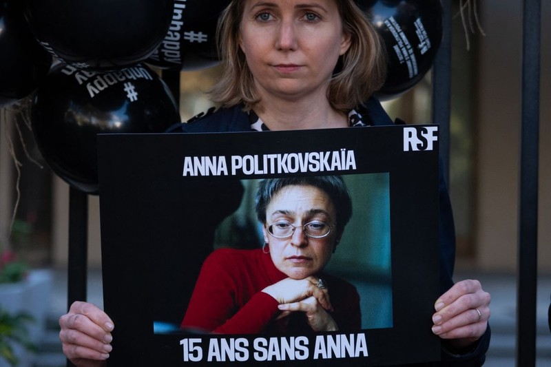 Tribut adus Annei Politkovskaia de organizația Reporteri fără Frontiere la Paris, la 15 ani de la asasinarea jurnalistei | FOTO: Profimedia