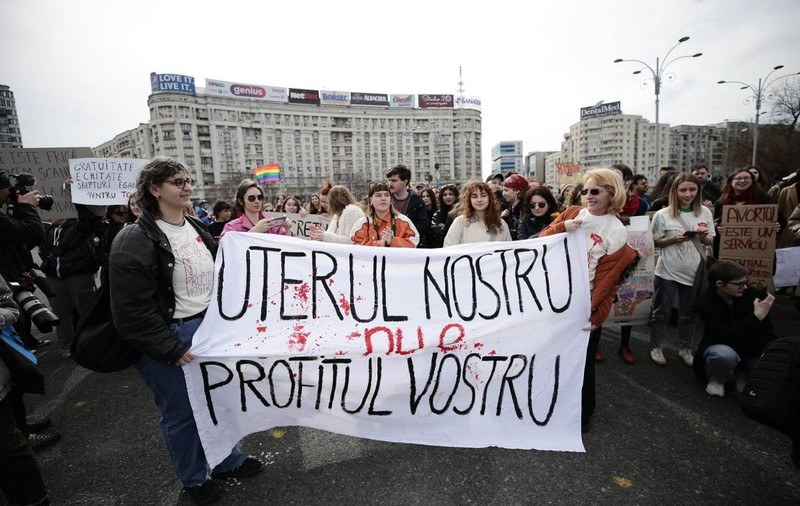 Protest de 8 martie în Piața Victoriei pentru drepturile reproductive ale femeilor. „Uterul nostru nu e profitul vostru!”