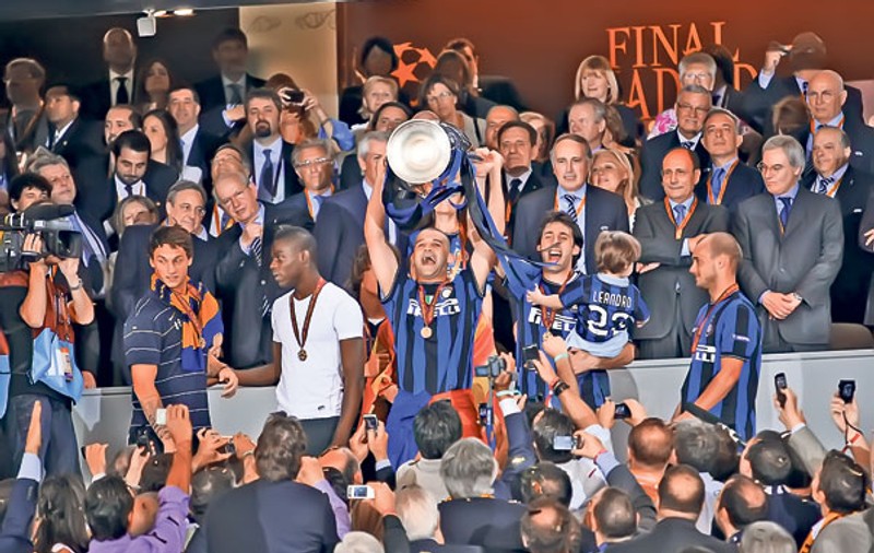 Chivu este superfericit | Fundaşului român îi merge de minune în viaţa sportivă