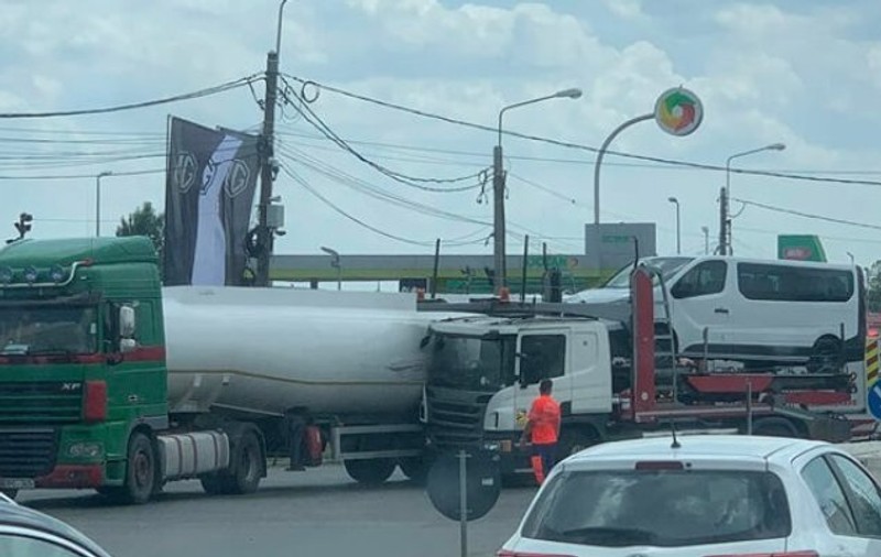 O cisternă cu 36 de tone de benzină și o platformă cu autoturisme, implicate într-un accident la Ploiești