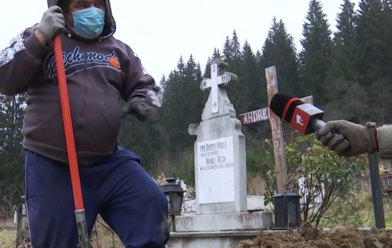 Gropari sunați în cimitir, la Predeal, să nu mai sape mormântul unei femei declarate moartă: "A înviat"