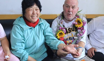 Yin Yuzhen și Ronald Sakolsky, zâmbind la reîntâlnirea lor după 26 de ani. Profesorul american a revenit în China și a descoperit pădurea crescută cu ajutorul donației sale de 5.000 de dolari. Sursă foto: Profimedia Images