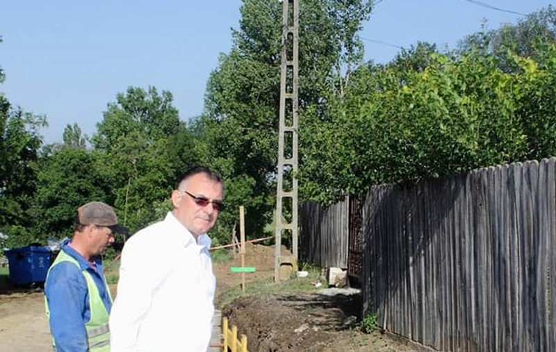 Un ieșean a murit strivit de propriul tractor, după ce a căzut de pe un pod în reparații, nesemnalizat Edilul din Șcheia, mai ocupat cu noul sediu al primăriei