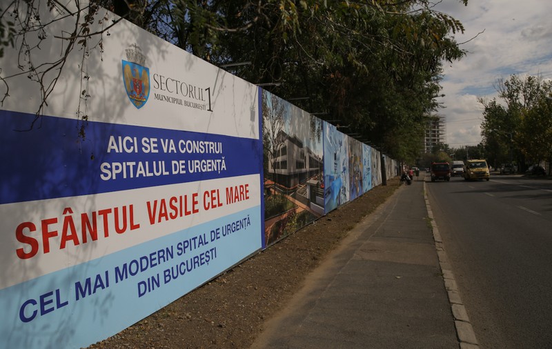 FOTO | Cum arată panoul publicitar de 50 de metri, plătit cu 400.000 de lei de Tudorache pentru un spital inexistent! Lucrarea, terminată cu câteva zile înainte de alegeri ﻿