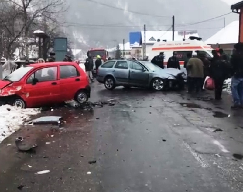 Un călugăr beat a provocat un accident în Bicaz-Chei, județul Neamț. A făcut praf trei mașini / FOTO&VIDEO
