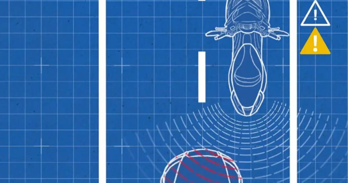 desen care prezintă modul de funcționare al unui sistem radar 4D pentru motociclete. În centrul imaginii, apare o motocicletă desenată de sus, aflată pe banda sa de mers.