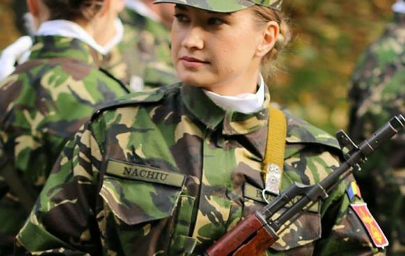 Ce frumusețe se pregătește să apare țara cu arma în mână. Studenta sexy de la MApN | FOTO