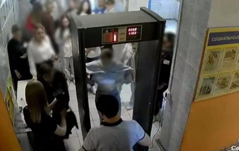 Elevele de la o școală din Rusia acuză că au fost pipăite la un control înainte de un examen. „Ne-au obligat să ne ridicăm bluzele” | VIDEO