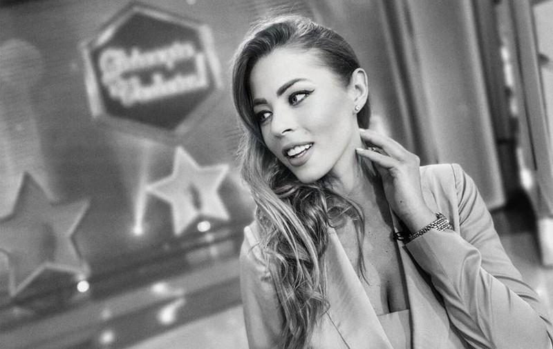 Roxana Nemeș și-a scos o coastă? Artista a dat cărțile pe față