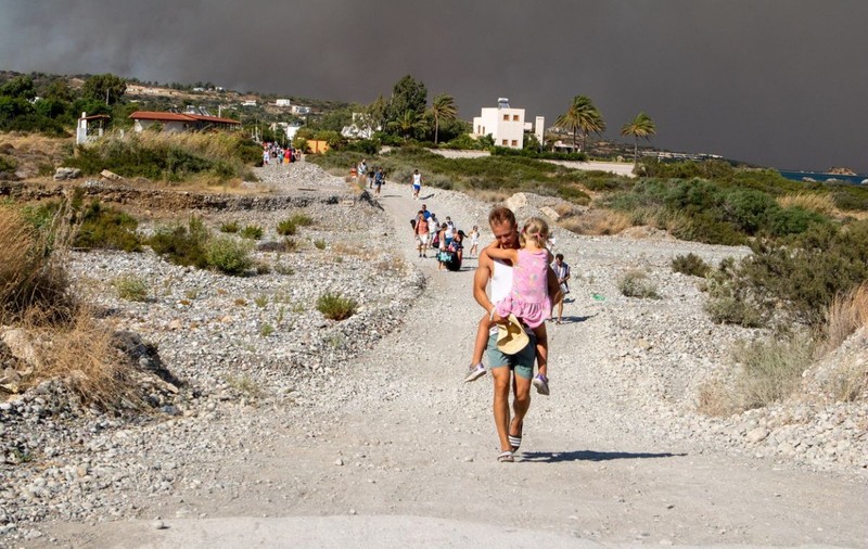 Mii de localnici și turiști, evacuați din case și hoteluri din calea flăcărilor, în Rodos. „Nu e un incendiu care se va termina mâine sau poimâine”