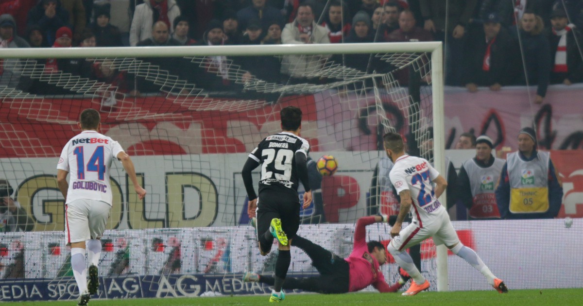 Stelistul Boldrin deschide scorul din penalty în derby-ul cu Dinamo. (FOTO: Vlad Chirea)