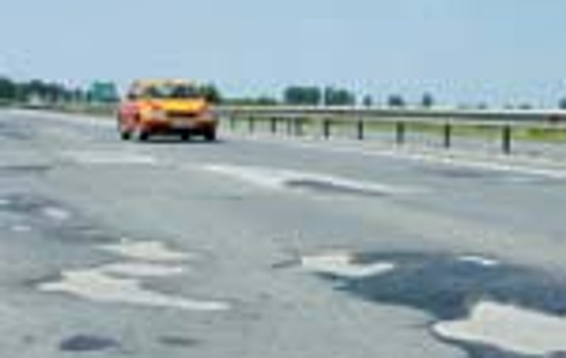 Amicii lui Basescu repara autostrada spre Pitesti