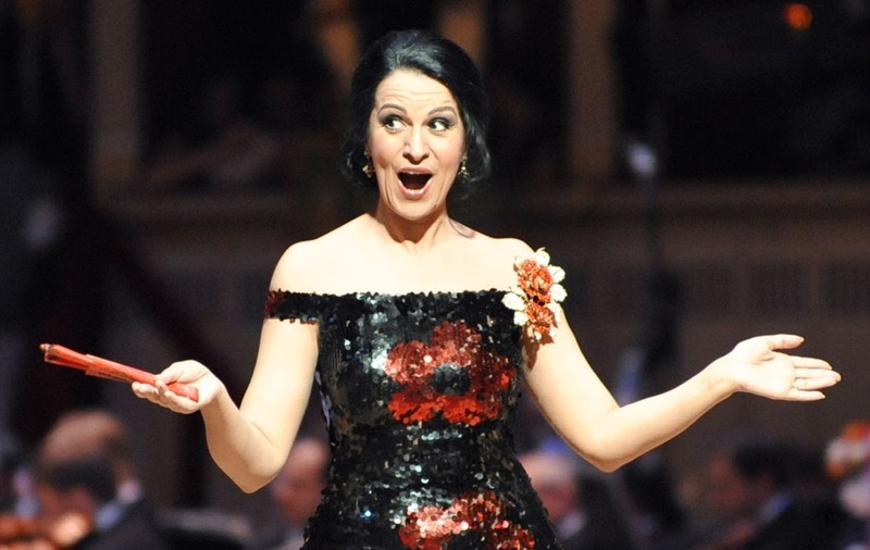 VIDEO | Angela Gheorghiu interpretează ”Tatăl nostru“, alături de violonistul Alexandru Tomescu, la Ateneul Român, într-un București mai pustiu ca niciodată