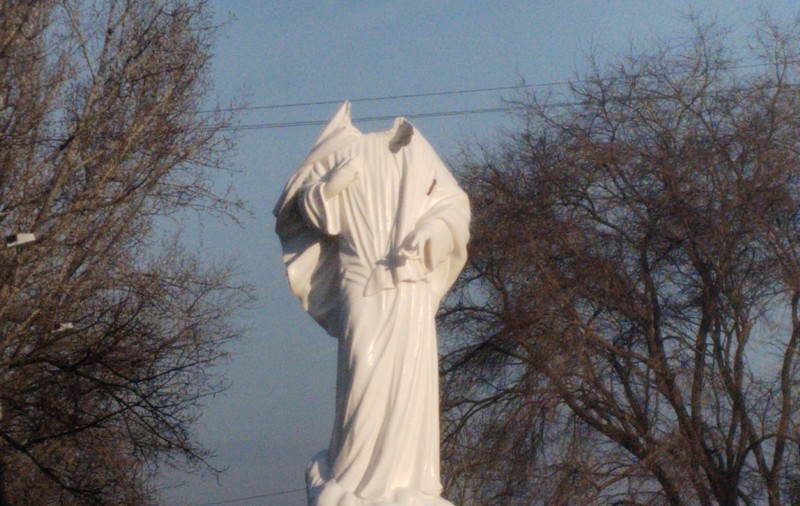 O statuie a Fecioarei Maria din orașul maghiar Dunavecse a fost decapitată, chiar înainte să fie sfințită