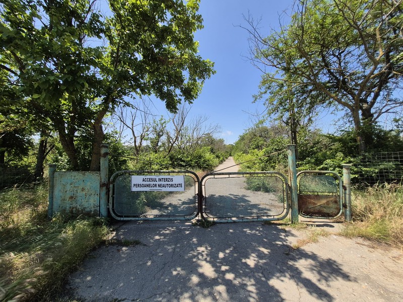 Pancarta de pe poarta către cabana Calica interzice accesul