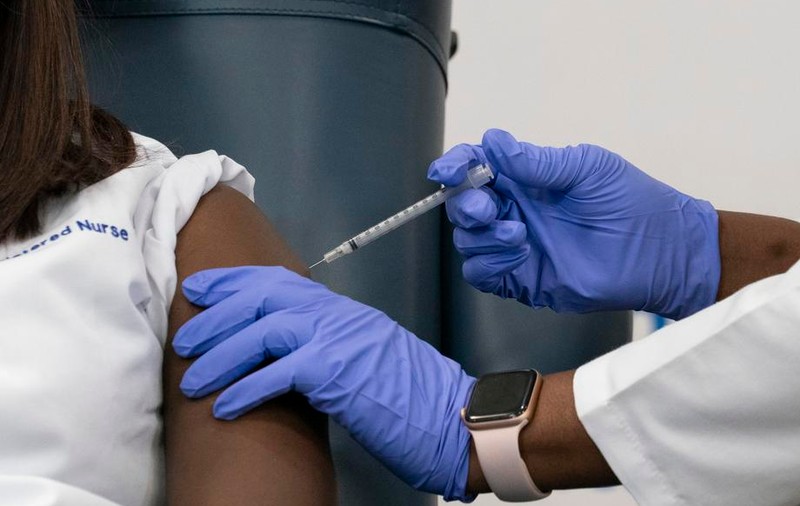 Doi angajați de la un spital din Alaska, tratați de urgență după ce au făcut reacții adverse la vaccinul anti-COVID