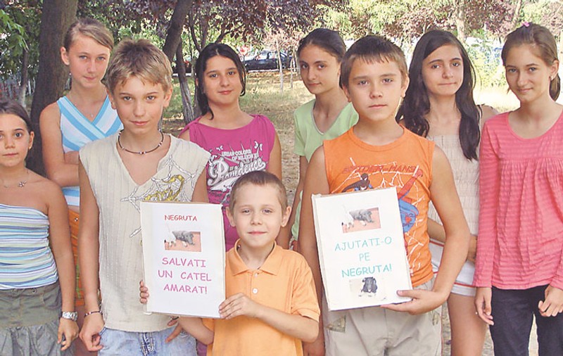 «Salvaţi-ne căţeluşa călcată de maşină»
