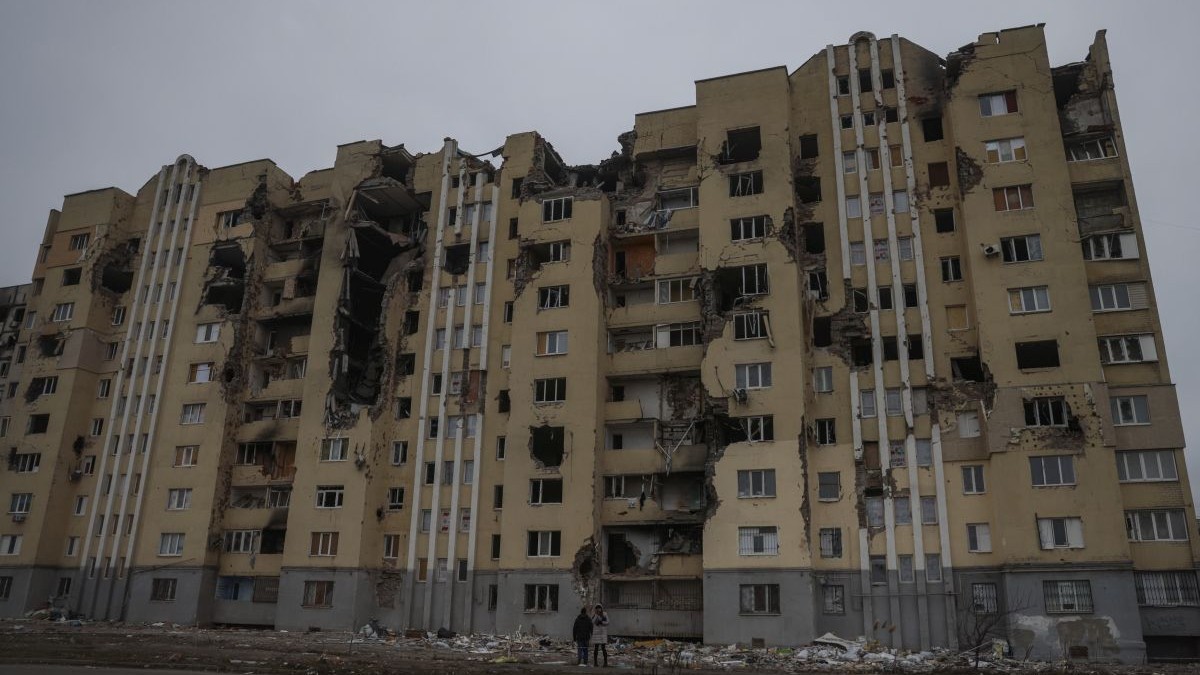 O clădire rezidențială avariată în Mariupol, Ucraina, 7 decembrie 2022. Foto: EPA