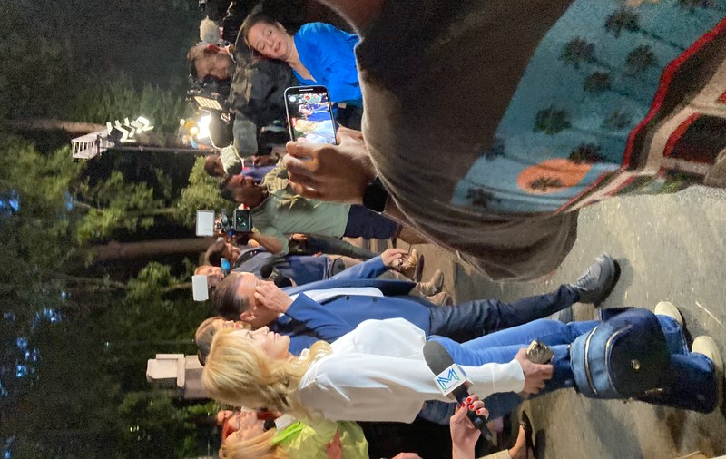 REPORTAJ | Scenă simbolică la PSD. Ciolacu și Grindeanu au dispărut în momentul în care Gabriela Firea a intrat în curtea sediului central. „Am câștigat alegerile!”