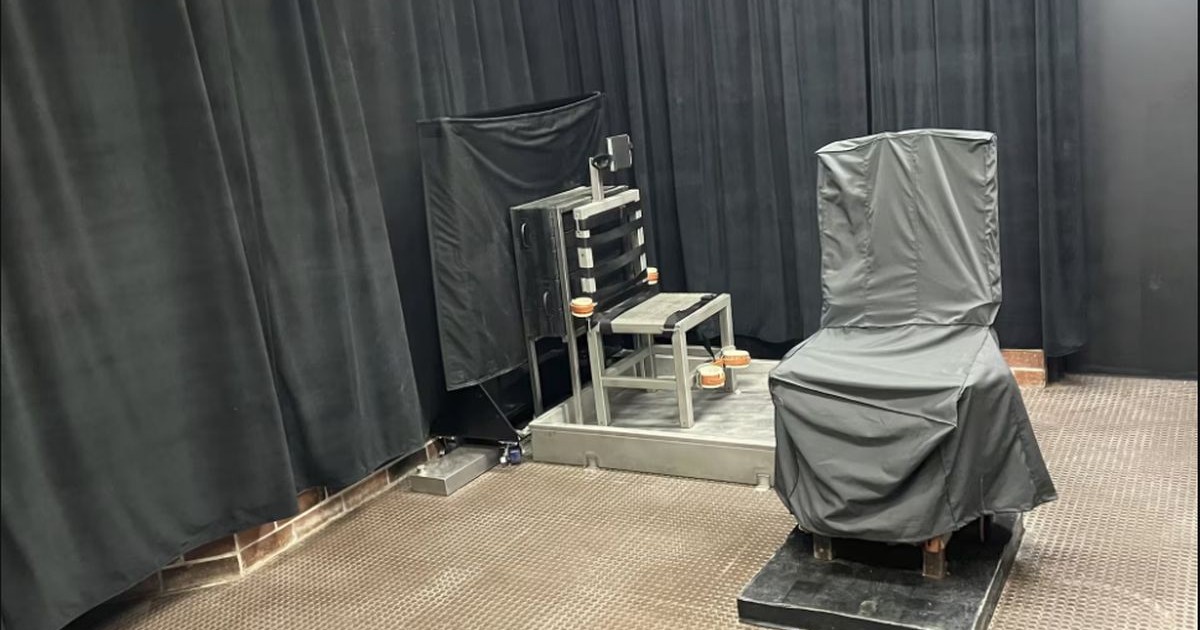 În imagine se poate vedea scaunul electric (dreapta), precum și scaunul folosit pentru execuția prin împușcare, aflate în cadrul Departamentului de Corecție al statului Carolina de Sud. Foto: Blick/keystone-sda.ch