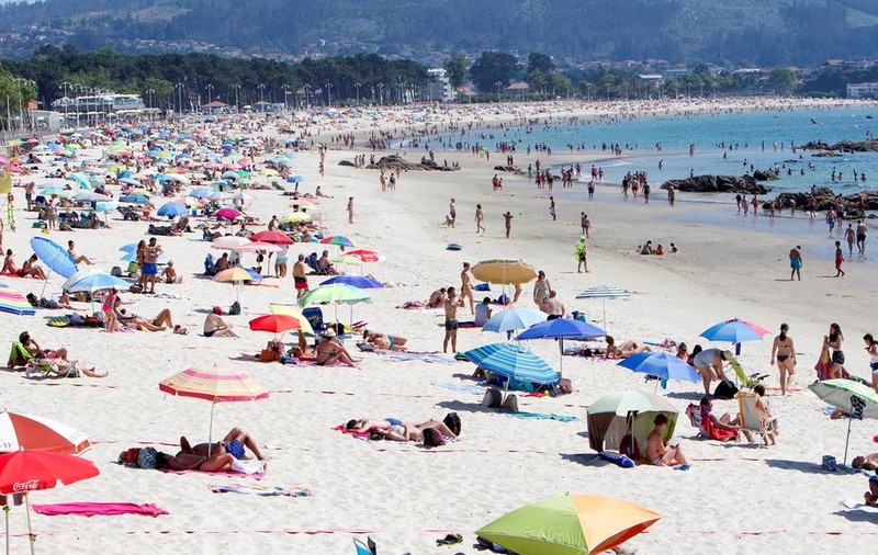În Andaluzia, purtarea măștii a devenit obligatorie și pe plajă. Ce amendă iau cei care nu respectă legea