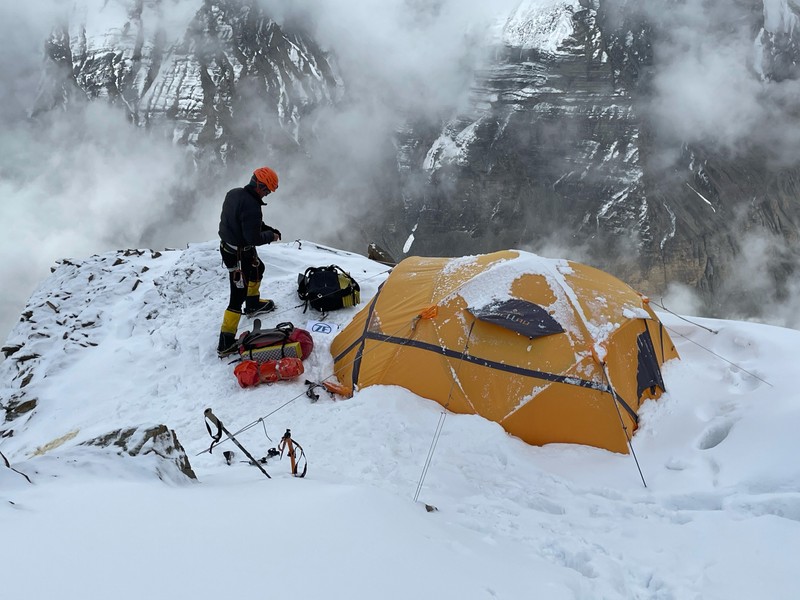Echipajului i-a fost greu să găsească locuri bune pentru a așeza cortul în Dhaulagiri. Foto: arhiva personală