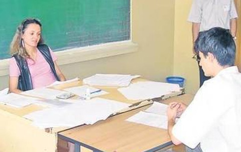 "Sistemul de învăţământ este SLINOS, JEGOS, PUTUROS!" "Eternul CORIGENT LA FIZICĂ" vorbeşte despre ROSTUL examenului de BACALAUREAT
