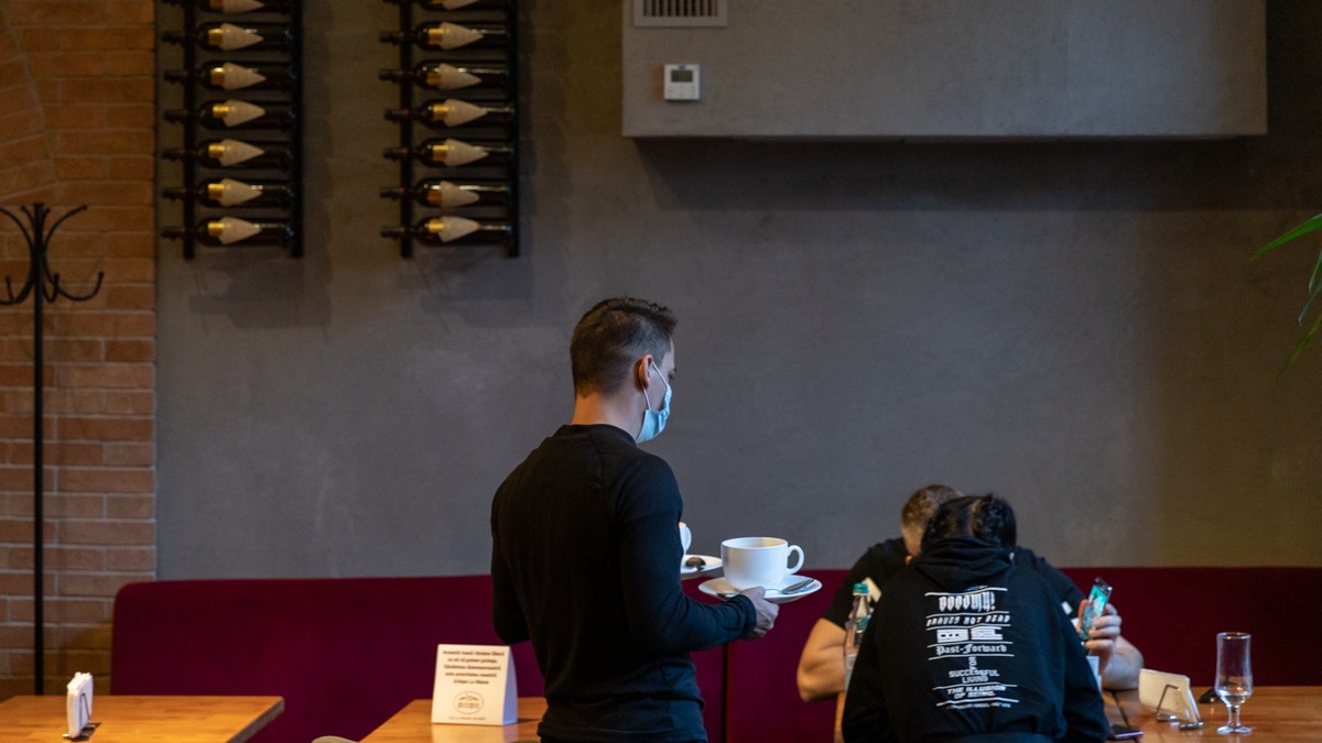 Restaurantele și cafenelele din București s-au redeschis luni, 25 ianuarie. Foto: Vlad Chirea / Libertatea