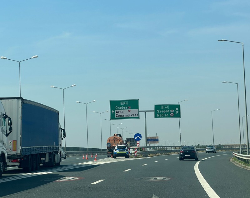 Un șofer a rămas încarcerat pe A1, după ce s-a izbit cu mașina de un TIR. Cum s-a produs impactul violent