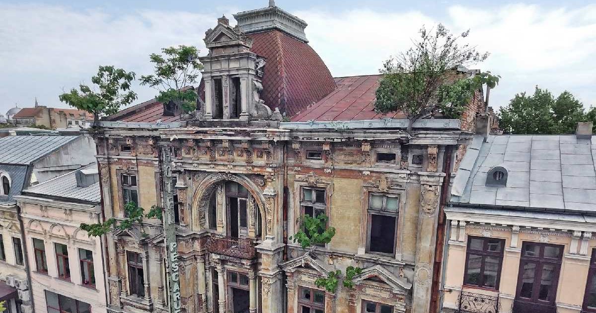 Pe fostul Hotel Bristol din centrul orașului Brăila cresc mai mulți copaci