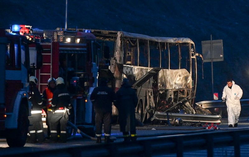 Imagini terifiante cu autocarul care a luat foc în Bulgaria. Pasagerii dormeau în momentul accidentului