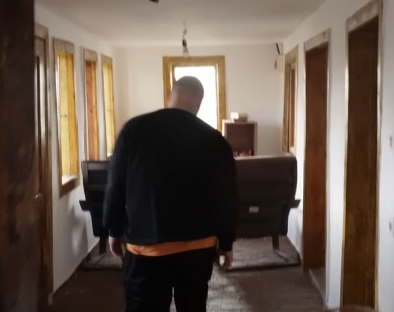 Imagini cu casa de la țară a lui Puya, după ce a renovat-o complet: „Se pot construi case și din resturi găsite”