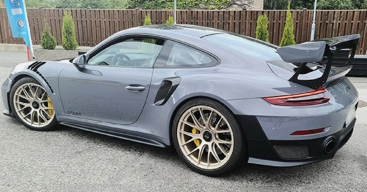 Un porsche gri, fotografiat din spate