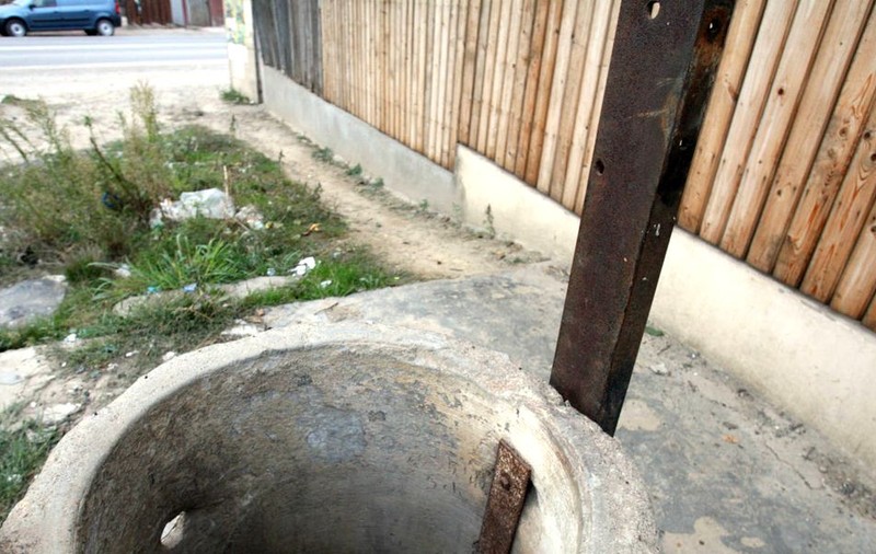 O femeie din Neamț își acuză vecinul că ar fi otrăvit fântâna. A ajuns la spital cu ingestie de sodă caustică