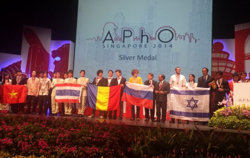 CINCI ELEVI ROMÂNI ne-au făcut SĂ FIM MÂNDRI la SINGAPORE
