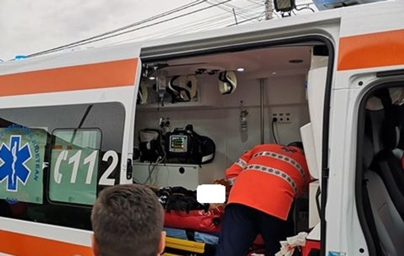 Doi copii mici au fost răniți într-un accident produs în Sibiu. Mașina în care se aflau, lovită de un camion