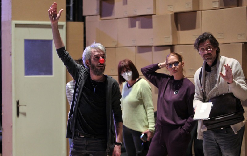 REPORTAJ | Cu Bucureștiul din nou în scenariul roșu, singura certitudine a actorilor de teatru e munca la repetiții. Cum arată ele?