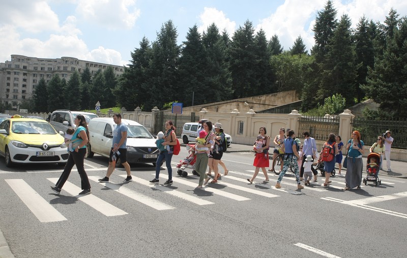 Sondaj: Peste 90% dintre români traversează neregulamentar, 51% spun că trecerile sunt prea departe