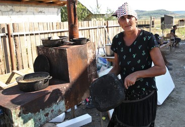 Carmen fierbe fasole pentru masa de seară
