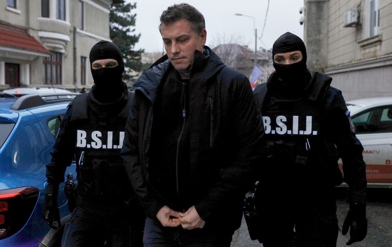 Arhitectul-şef de la sectorul 5, acuzat de DNA că a primit 15.000 de euro mită, un director de la Poliţia Locală, acuzat că a luat 70.000 de lei. Ei au fost reținuți