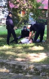 Din cauza oboselii, jandarmerița a încurcat spray-urile, folosind unul neconform