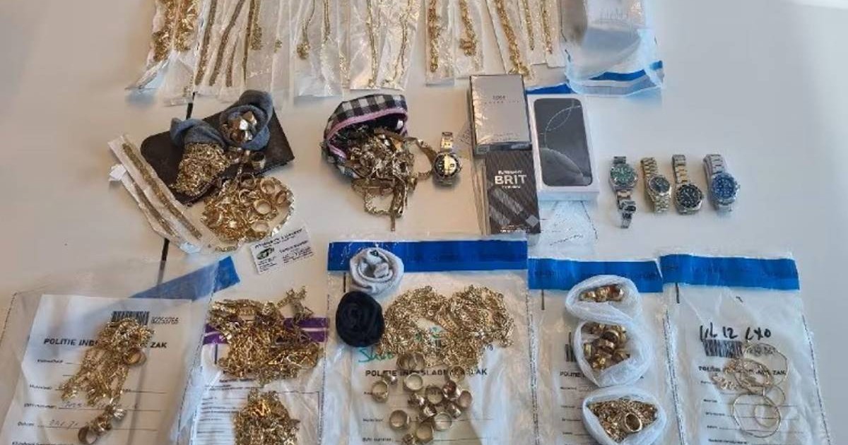 Teancuri de bijuterii aurii în pungulițe diferite, bani și telefoane pe care polițiștii olandezi le-au confiscat de la escrocii români