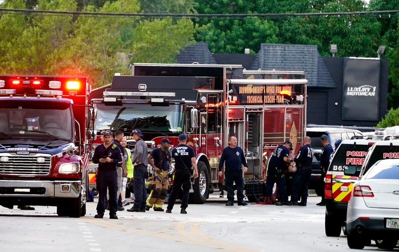 Un elicopter de salvare al pompierilor s-a prăbușit peste un complex de apartamente din Florida