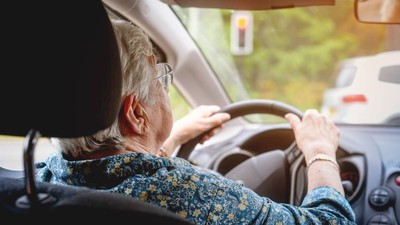 o bunica la volanul unei masini
