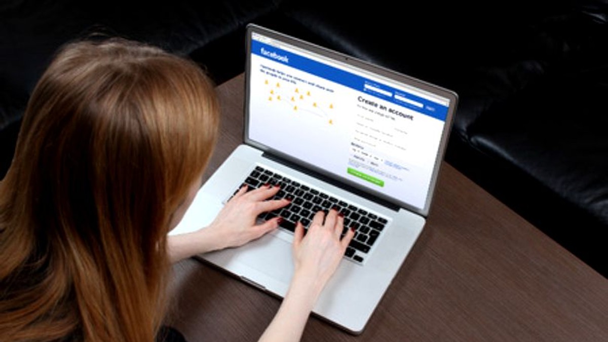 Facebook investighează propaganda rusă de la Brexit. Facebook deschis pe un Mac